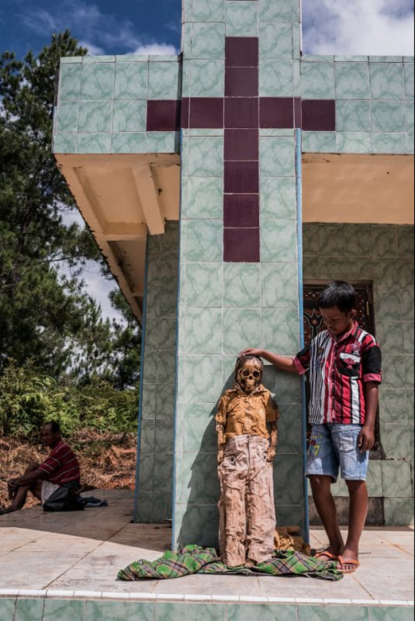 Eternal memory: residents of the Indonesian tribe have kept the bodies of deceased relatives in their homes for decades