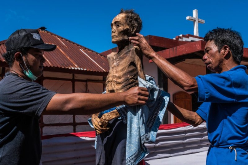 Eternal memory: residents of the Indonesian tribe have kept the bodies of deceased relatives in their homes for decades