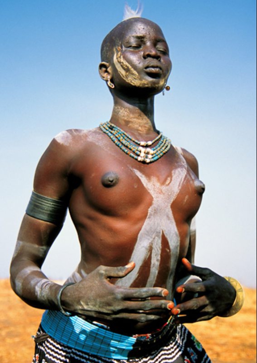 Everyday life of the Dinka people of Africa: women who do not recognize clothes, defeated cancer and buffaloes