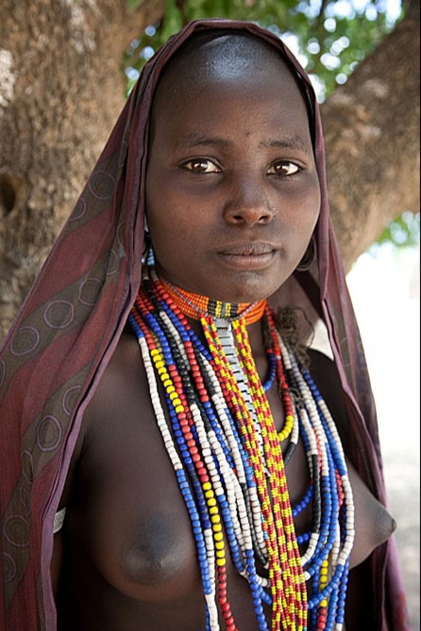 Everyday life of the Dinka people of Africa: women who do not recognize clothes, defeated cancer and buffaloes