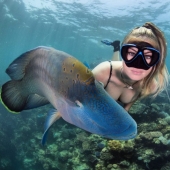 Everyone calls her the pictures with photoshop, but they are real: amazing footage of a diver and the underwater world