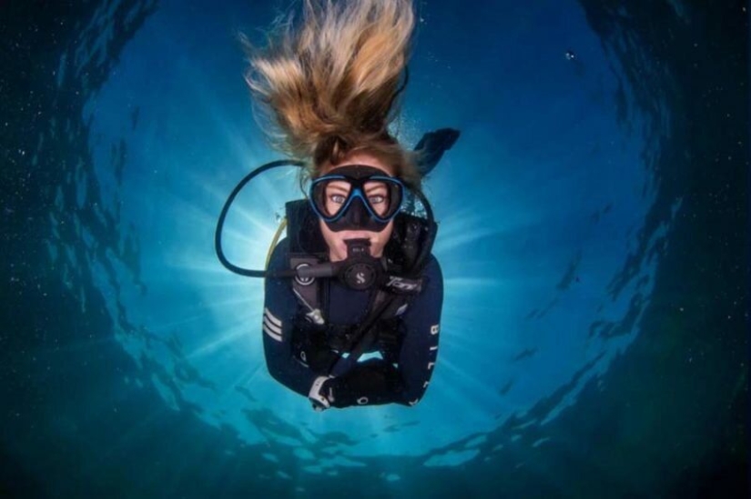 Everyone calls her the pictures with photoshop, but they are real: amazing footage of a diver and the underwater world