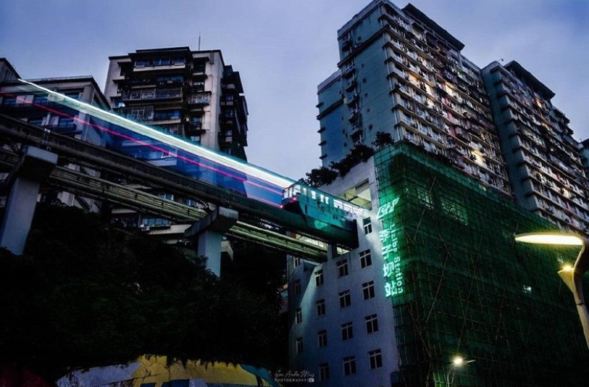 Exclusiva estación de metro Liziba dentro de un edificio residencial en la ciudad china de Chongqing