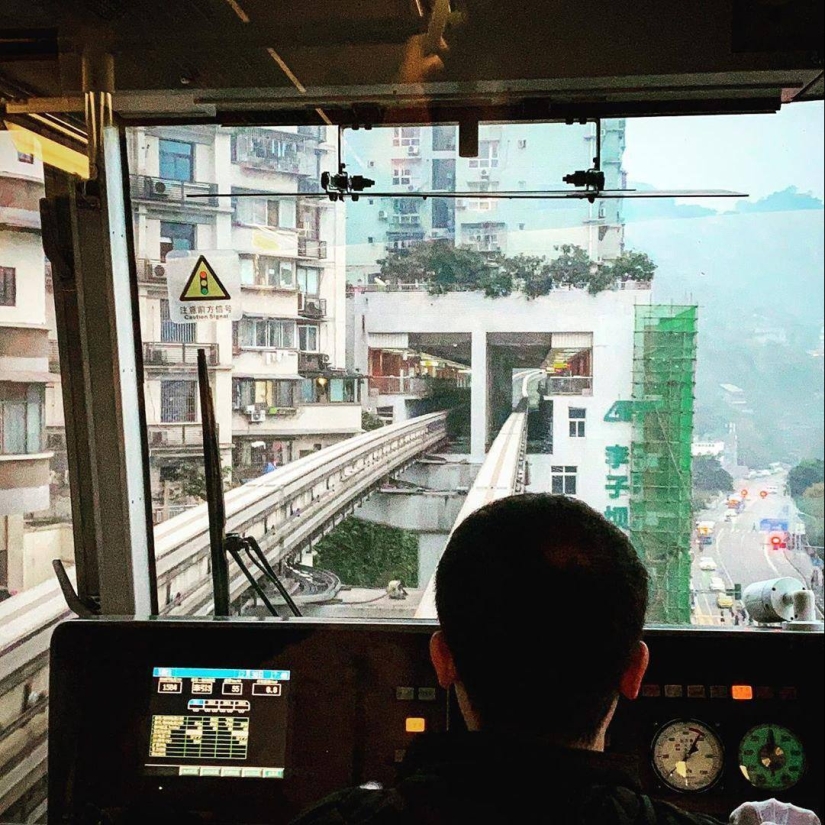 Exclusiva estación de metro Liziba dentro de un edificio residencial en la ciudad china de Chongqing