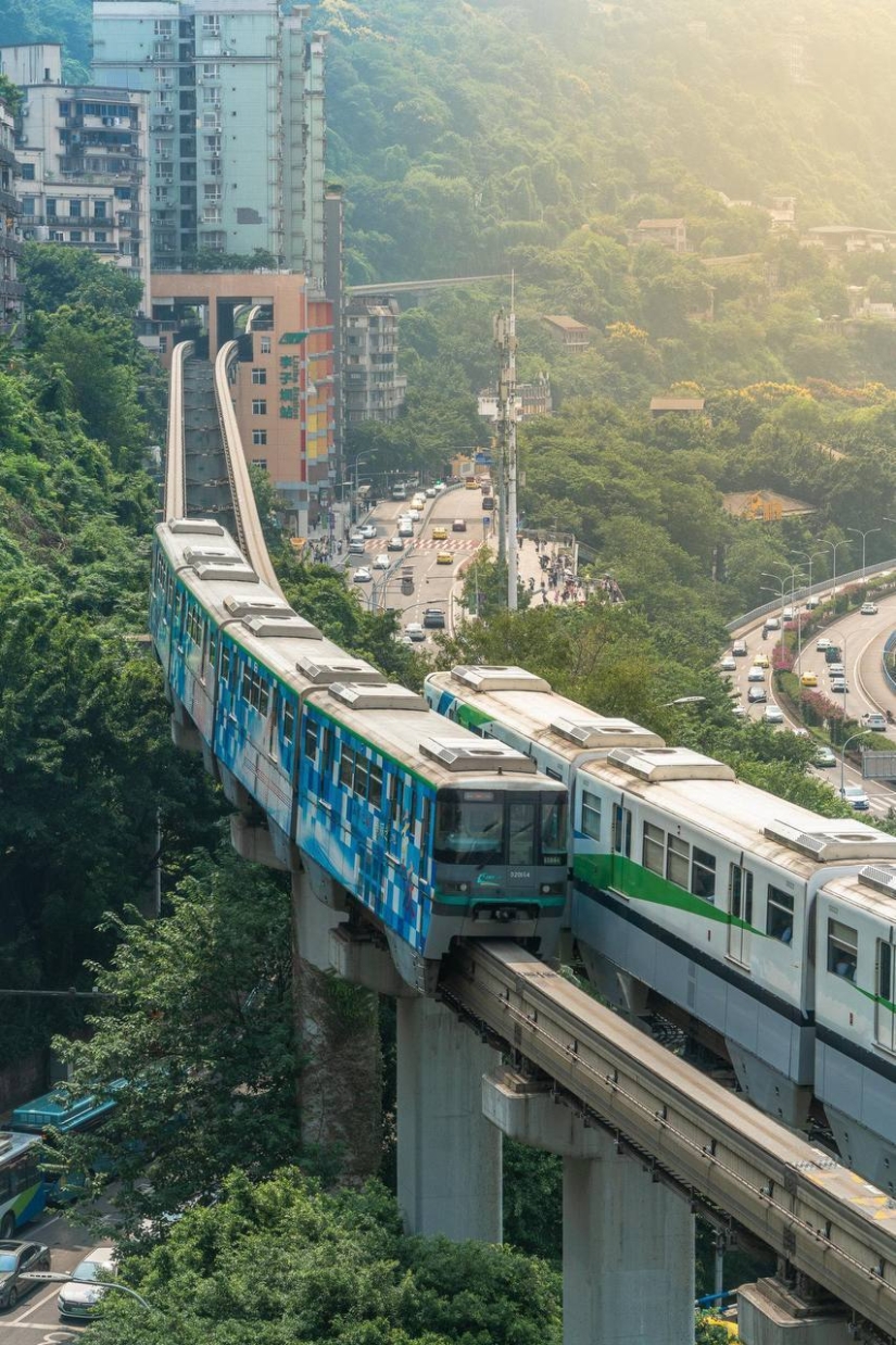 Exclusiva estación de metro Liziba dentro de un edificio residencial en la ciudad china de Chongqing