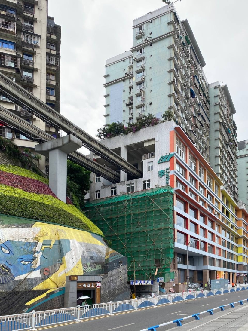 Exclusiva estación de metro Liziba dentro de un edificio residencial en la ciudad china de Chongqing