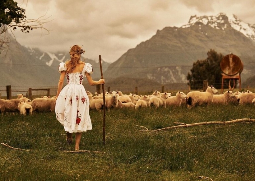 Experimentos fotográficos de Lachlan Bailey: supermodelos en una granja y erotismo en campos polvorientos