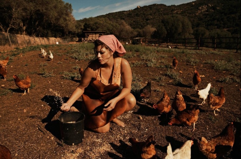 Experimentos fotográficos de Lachlan Bailey: supermodelos en una granja y erotismo en campos polvorientos