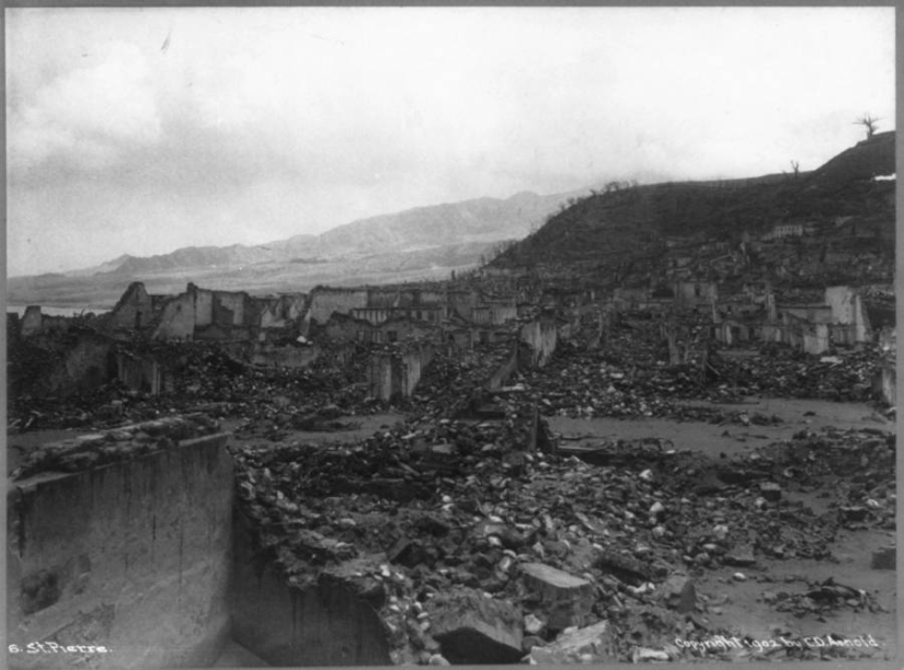 Face distorted in the throes of agony: images before and after the terrible volcanic eruption of the twentieth century