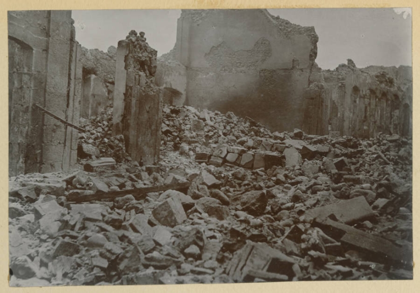 Face distorted in the throes of agony: images before and after the terrible volcanic eruption of the twentieth century