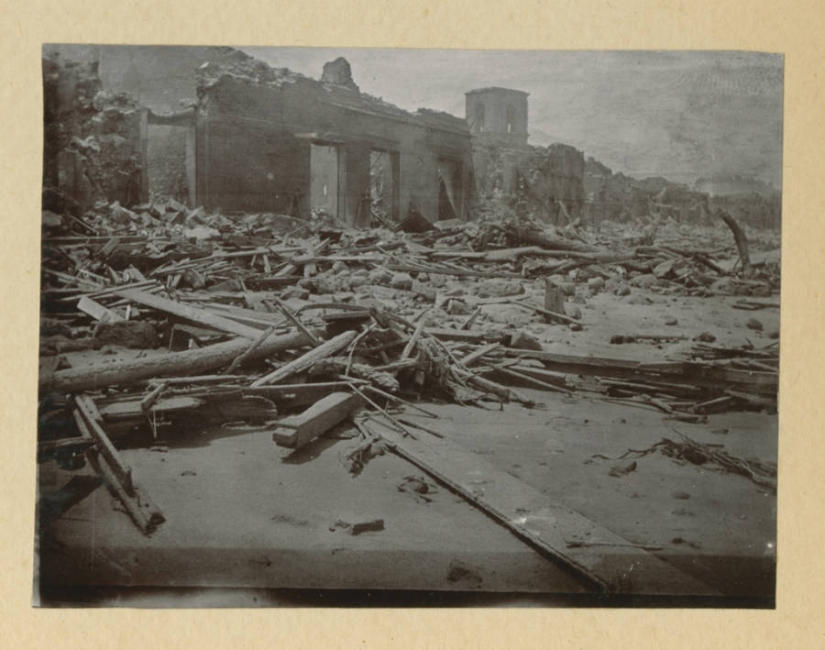 Face distorted in the throes of agony: images before and after the terrible volcanic eruption of the twentieth century