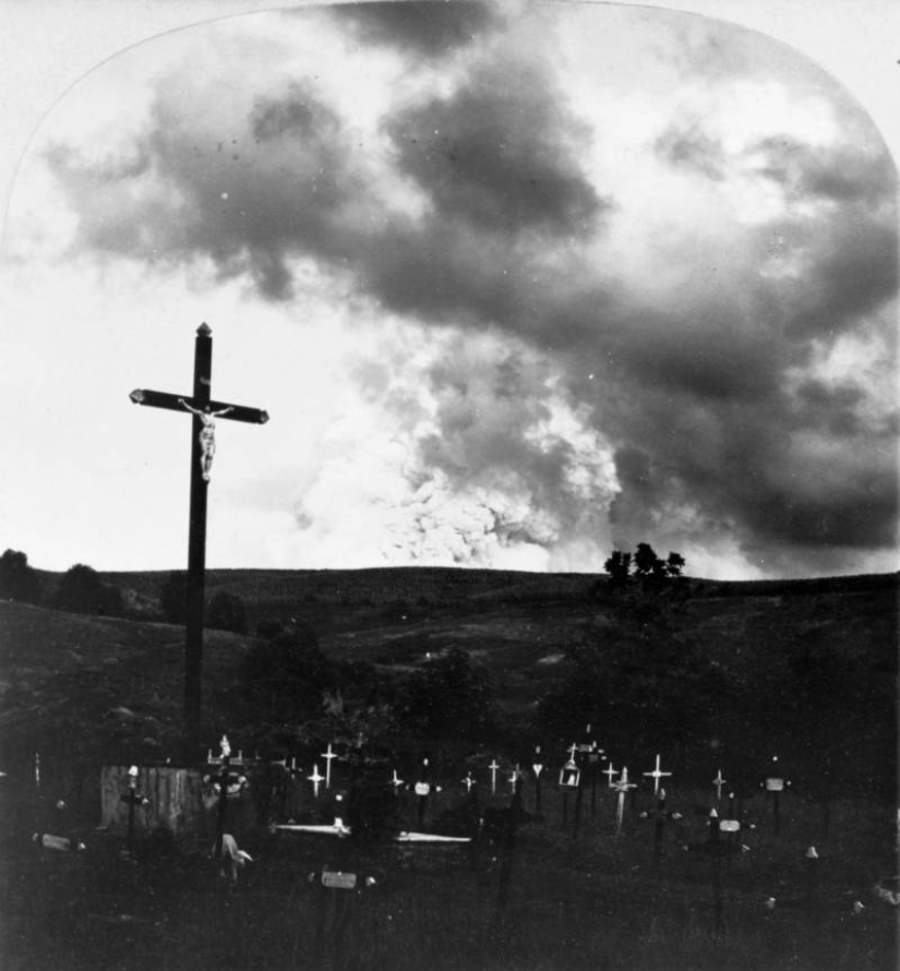 Face distorted in the throes of agony: images before and after the terrible volcanic eruption of the twentieth century