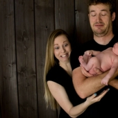 Family photo shoots that were unexpectedly spoiled... by the call of nature