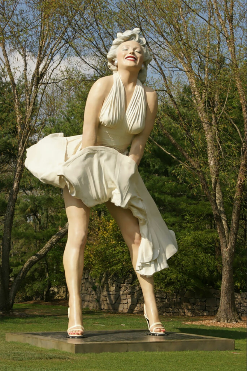 Fantastic monumental sculptures by Seward Johnson