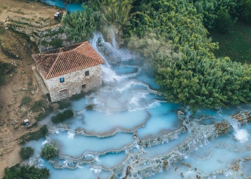 Fantástica belleza términos Saturnia: la laguna azul, el cielo en la tierra