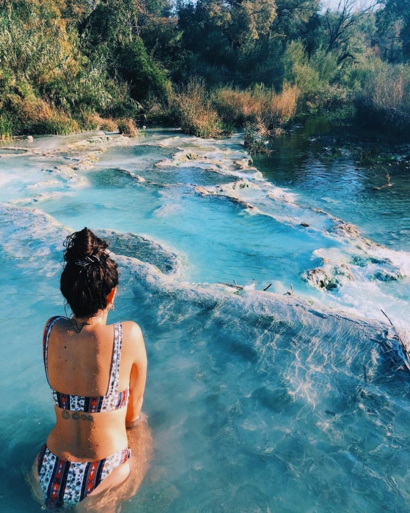 Fantástica belleza términos Saturnia: la laguna azul, el cielo en la tierra