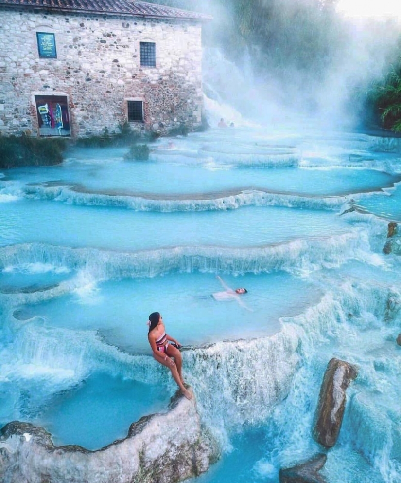 Fantástica belleza términos Saturnia: la laguna azul, el cielo en la tierra