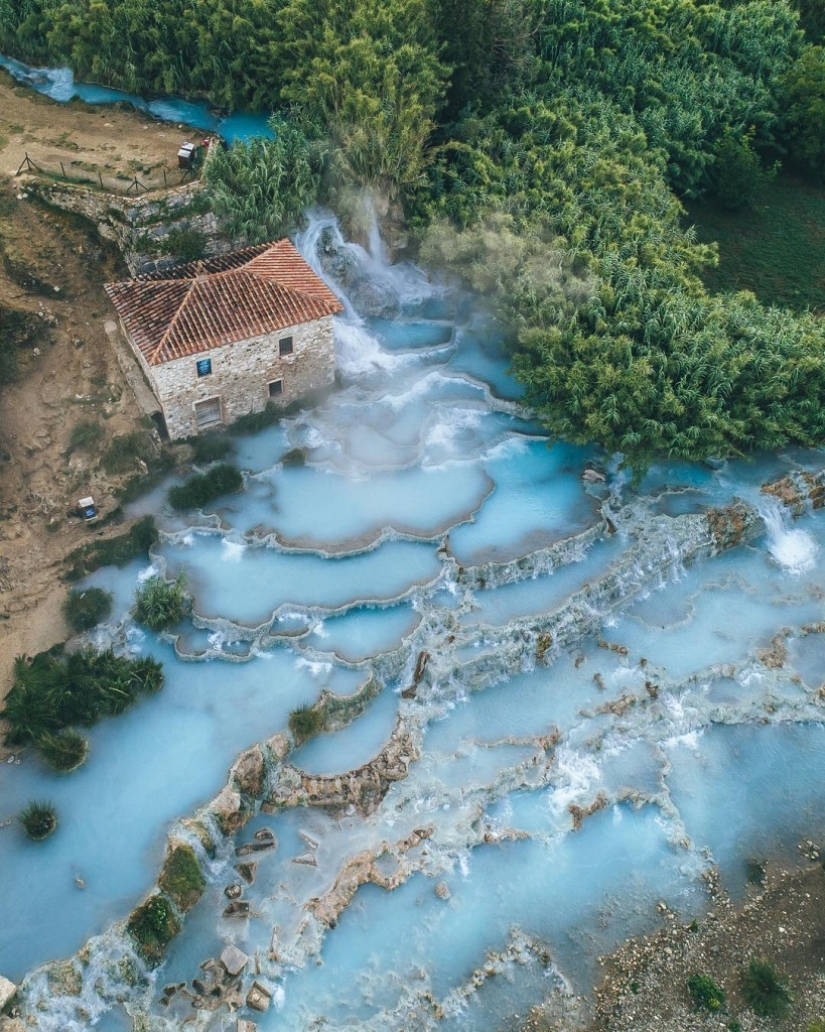 Fantástica belleza términos Saturnia: la laguna azul, el cielo en la tierra