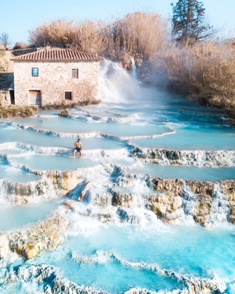 Fantástica belleza términos Saturnia: la laguna azul, el cielo en la tierra