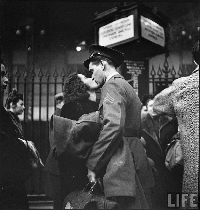 Farewell of an American woman. Pennsylvania Station. 1943