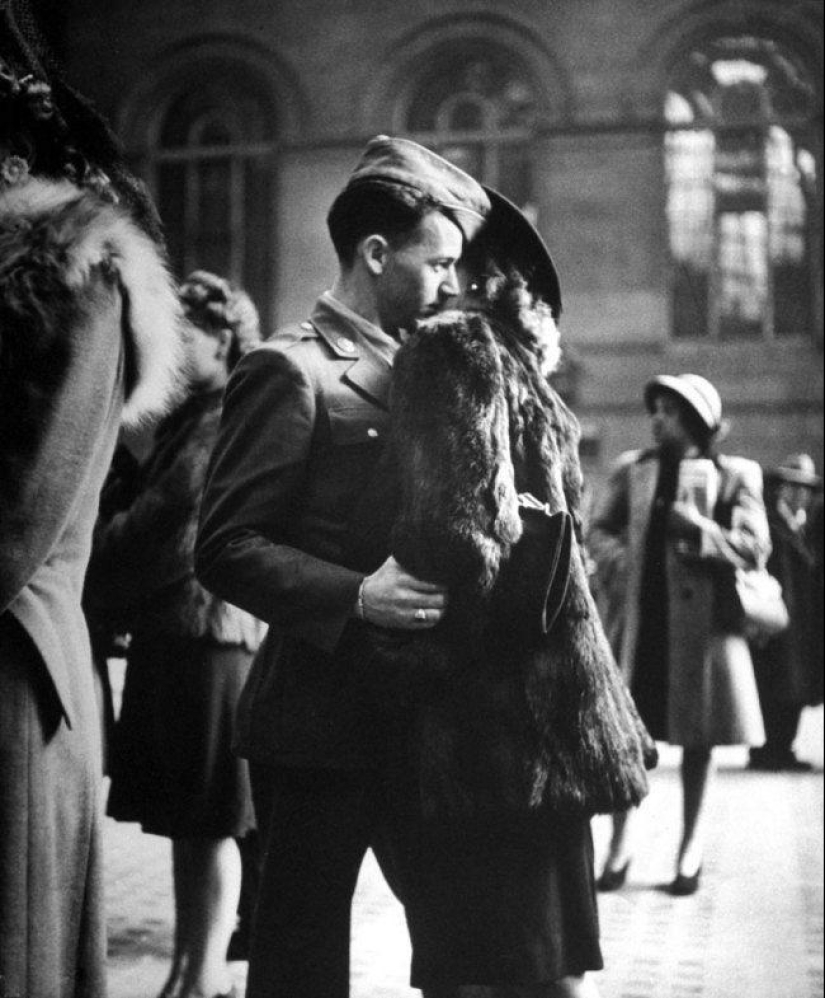 Farewell of an American woman. Pennsylvania Station. 1943