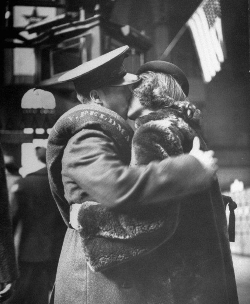 Farewell of an American woman. Pennsylvania Station. 1943