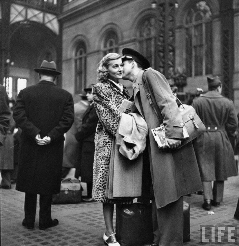 Farewell of an American woman. Pennsylvania Station. 1943