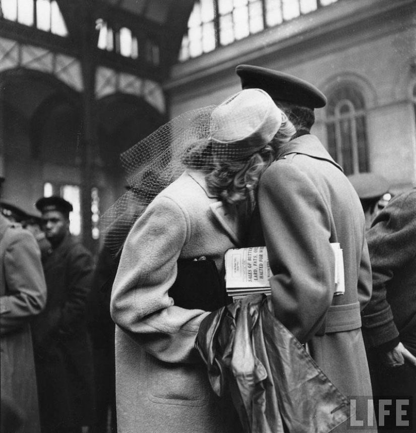 Farewell of an American woman. Pennsylvania Station. 1943