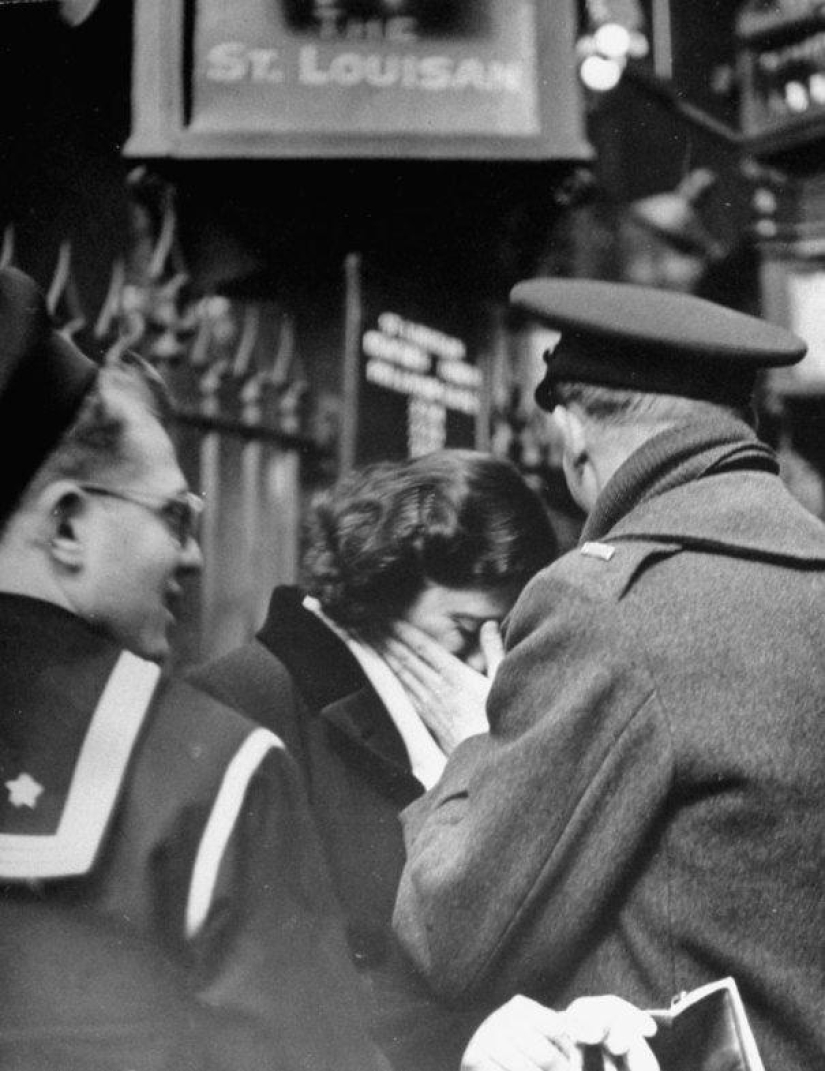 Farewell of an American woman. Pennsylvania Station. 1943