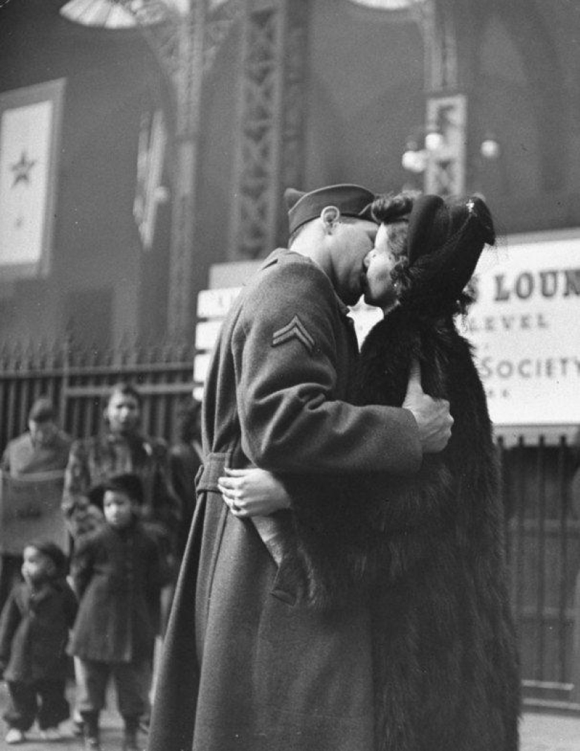 Farewell of an American woman. Pennsylvania Station. 1943