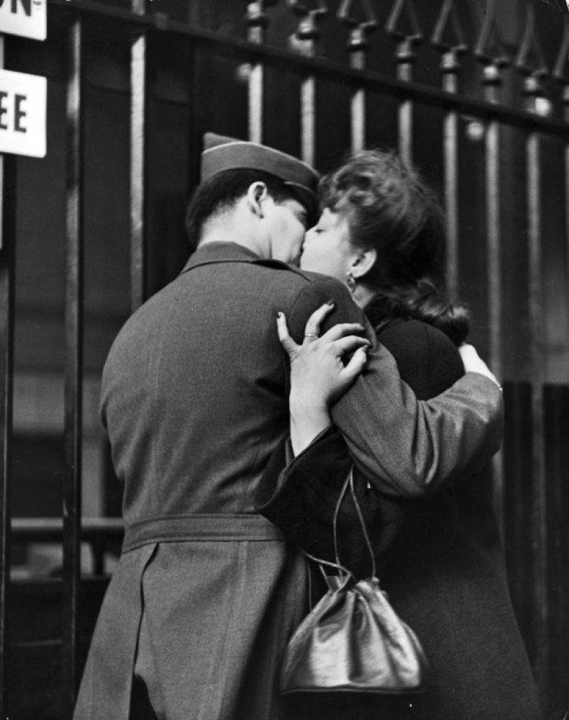 Farewell of an American woman. Pennsylvania Station. 1943