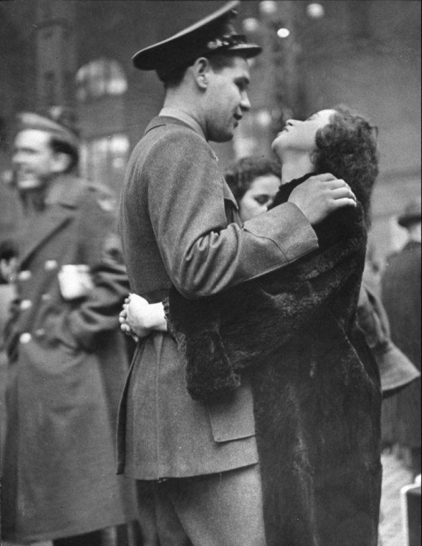 Farewell of an American woman. Pennsylvania Station. 1943