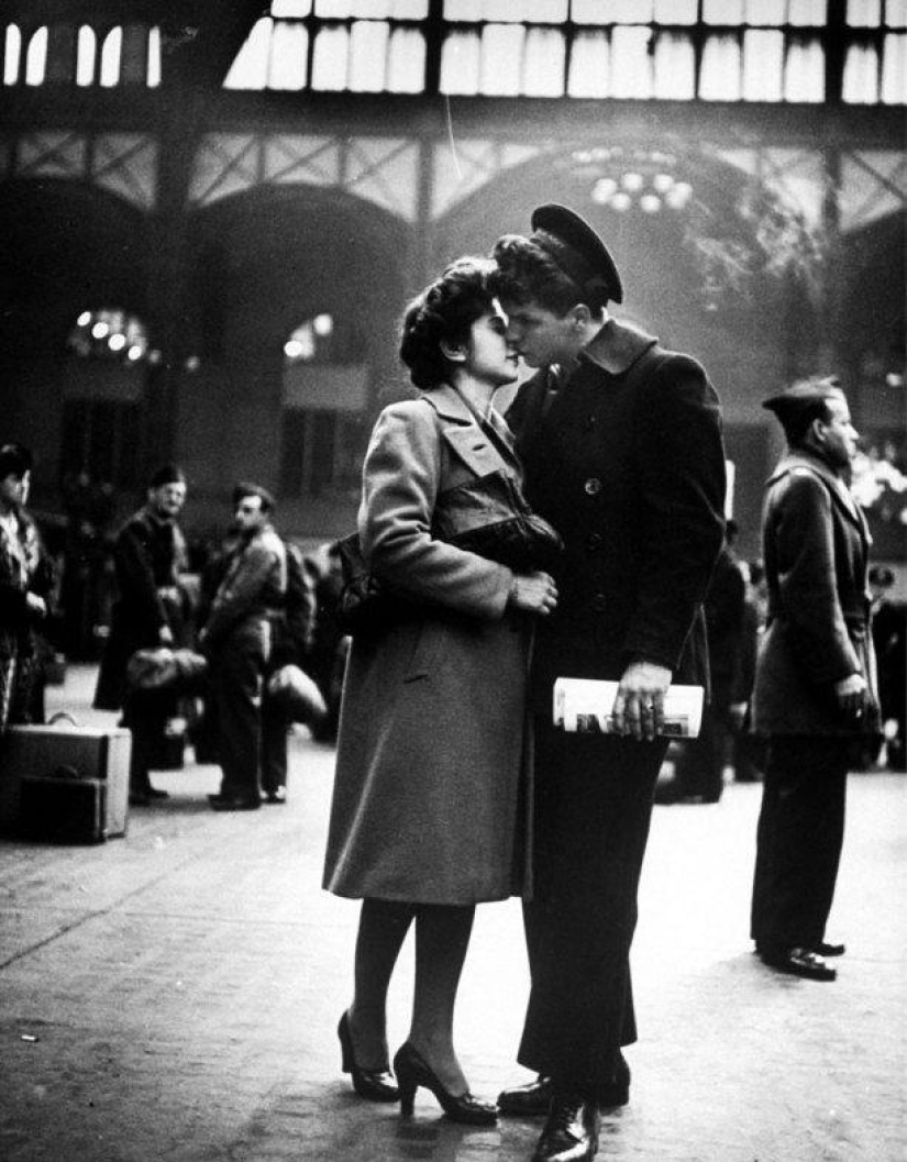 Farewell of an American woman. Pennsylvania Station. 1943