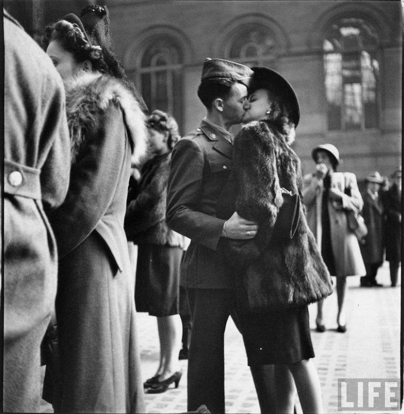 Farewell of an American woman. Pennsylvania Station. 1943