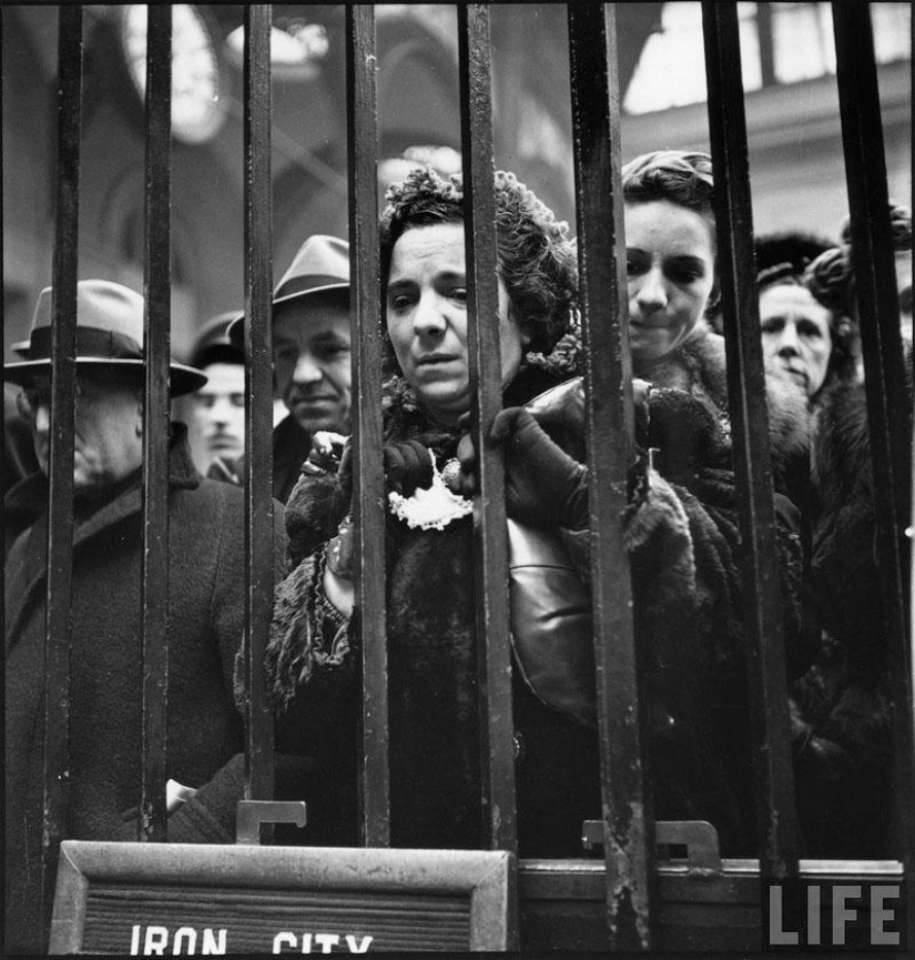 Farewell of an American woman. Pennsylvania Station. 1943