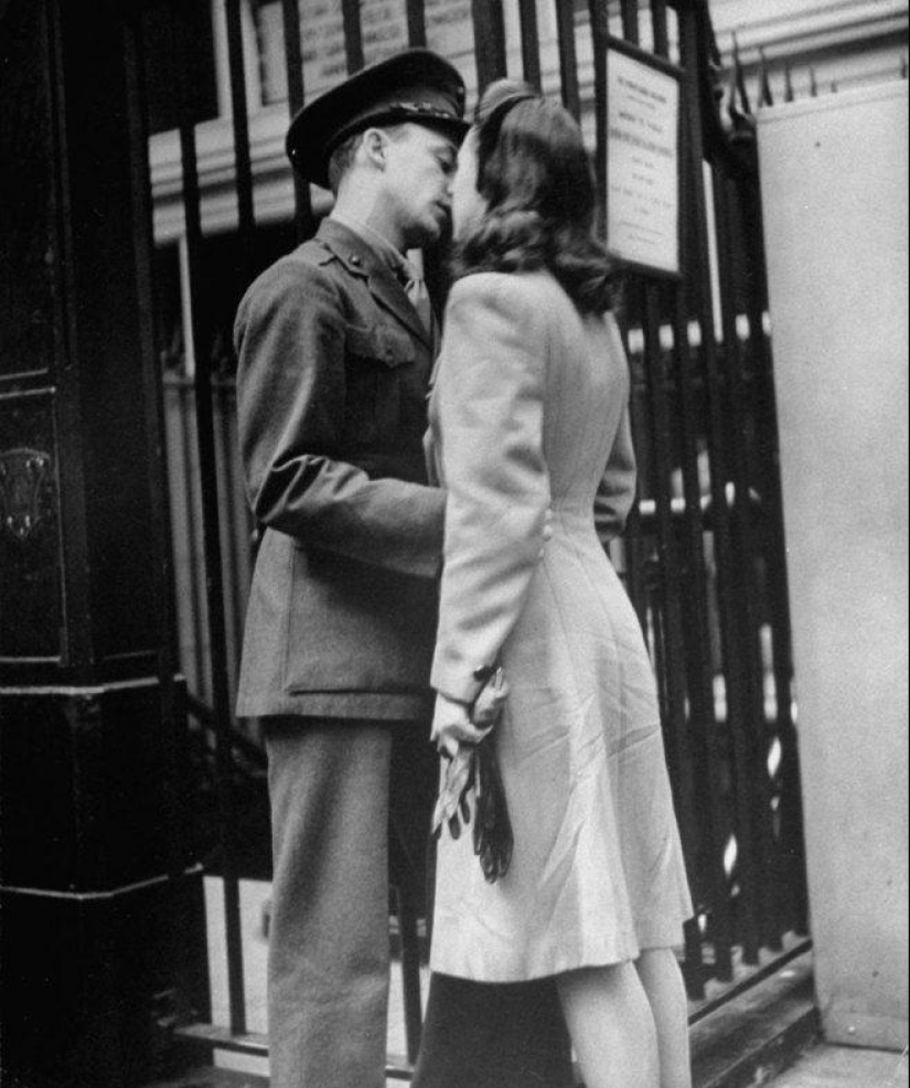 Farewell of an American woman. Pennsylvania Station. 1943