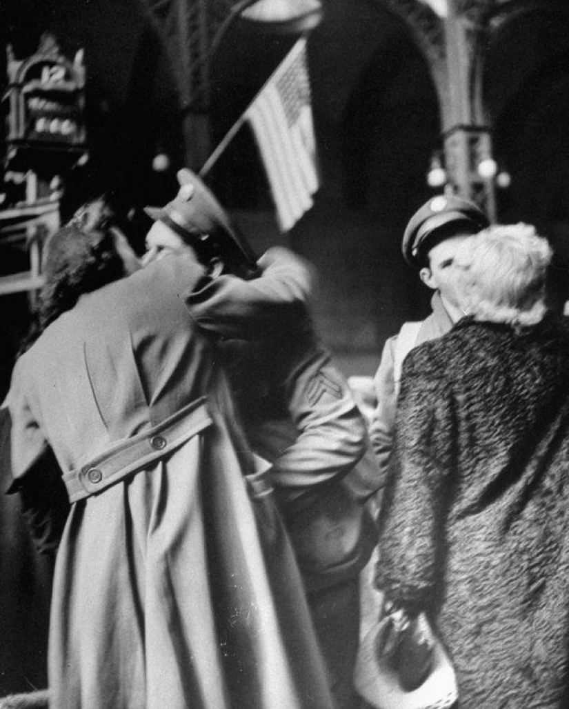 Farewell of an American woman. Pennsylvania Station. 1943