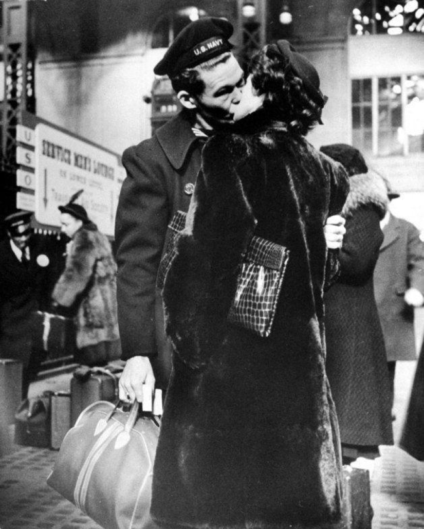 Farewell of an American woman. Pennsylvania Station. 1943