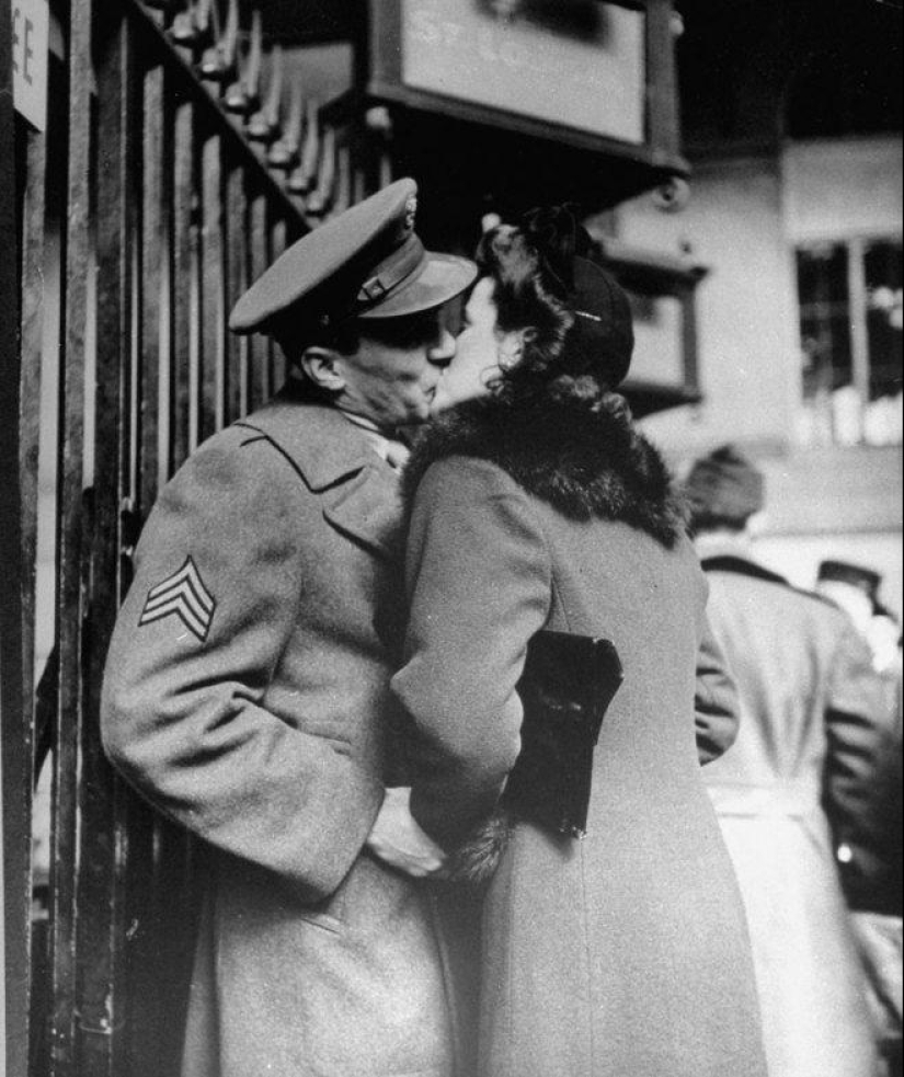 Farewell of an American woman. Pennsylvania Station. 1943