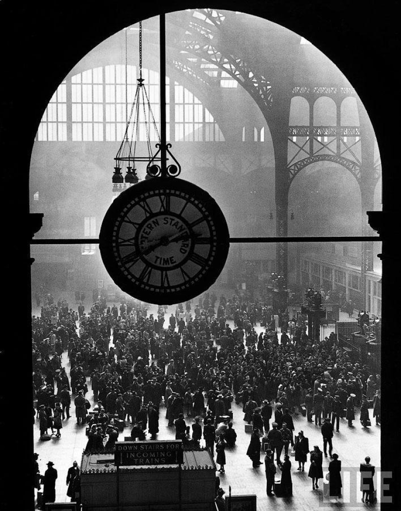 Farewell of an American woman. Pennsylvania Station. 1943