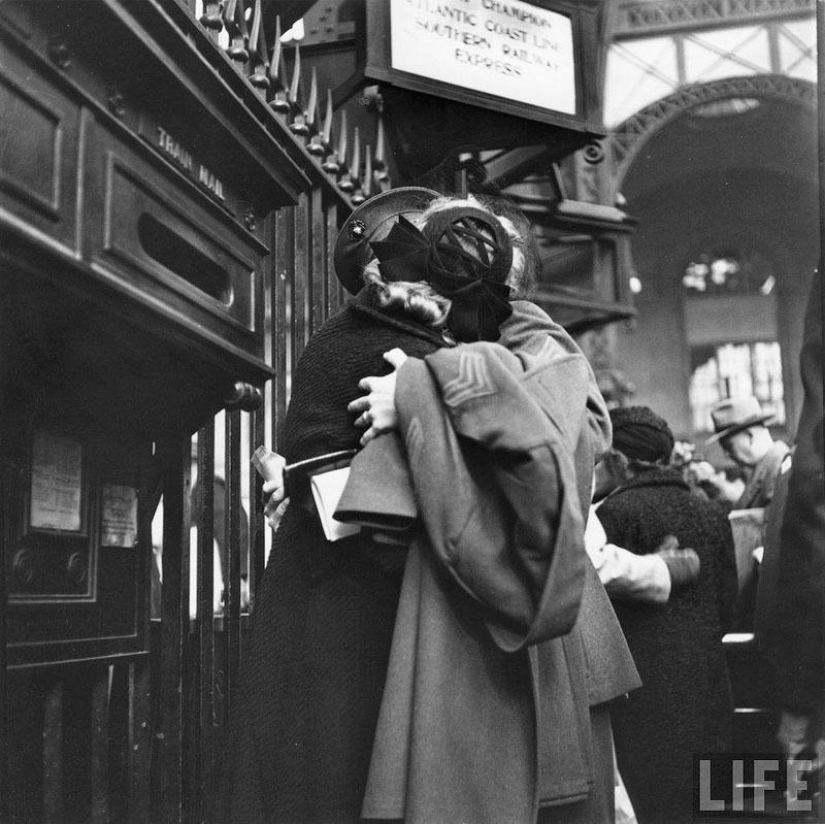 Farewell of an American woman. Pennsylvania Station. 1943