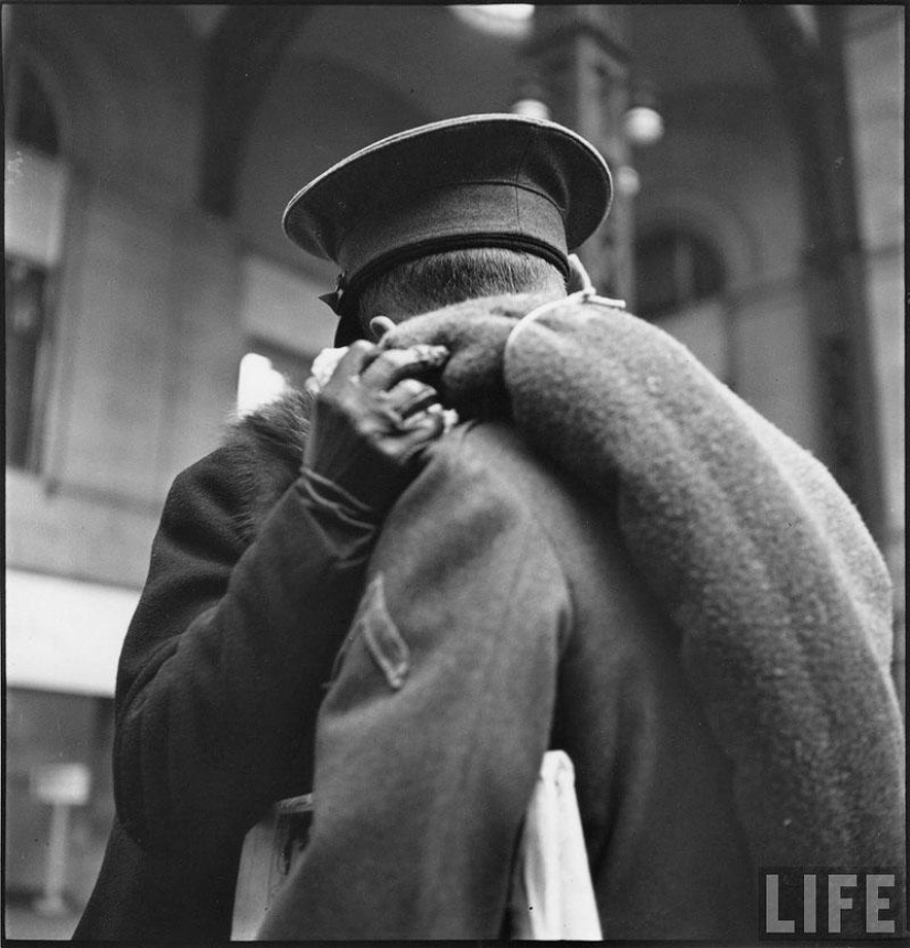 Farewell of an American woman. Pennsylvania Station. 1943