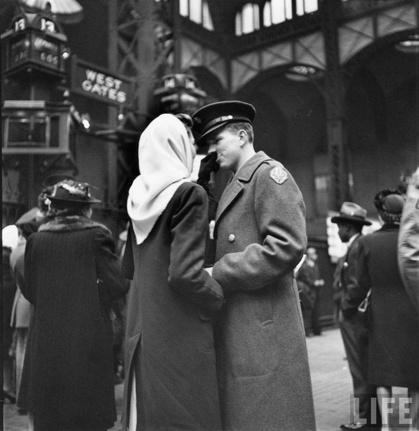 Farewell of an American woman. Pennsylvania Station. 1943