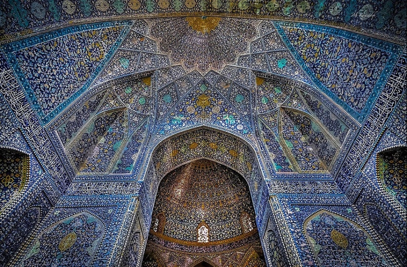 Fascinating and hypnotizing arches of mosques