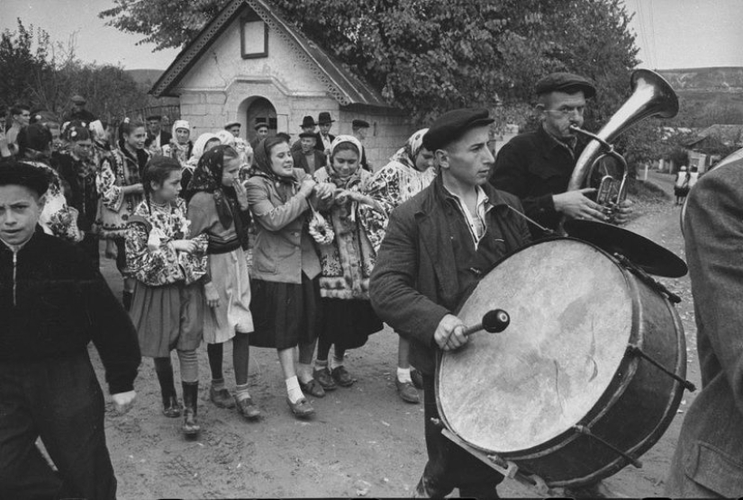 Features of a Soviet-style wedding celebration