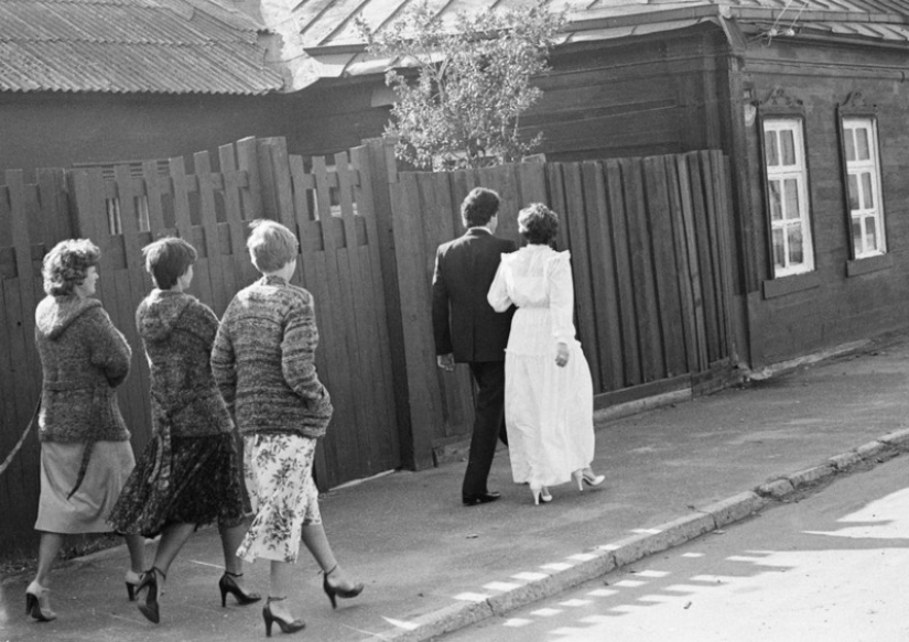 Features of a Soviet-style wedding celebration