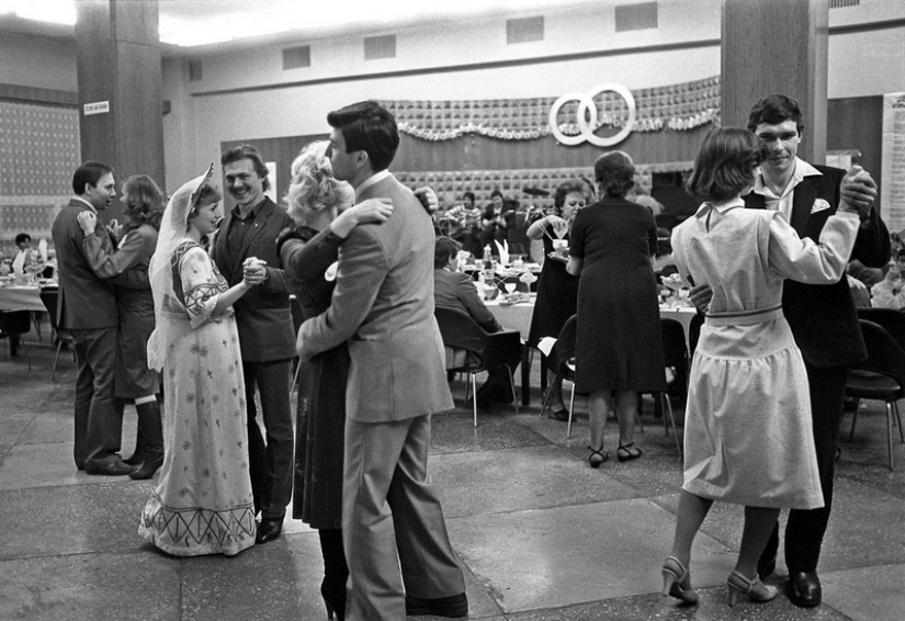 Features of a Soviet-style wedding celebration