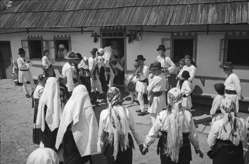 Features of a Soviet-style wedding celebration