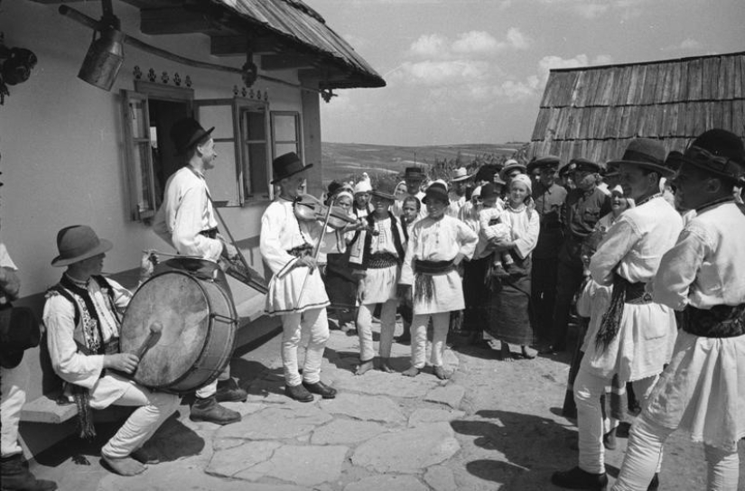 Features of a Soviet-style wedding celebration