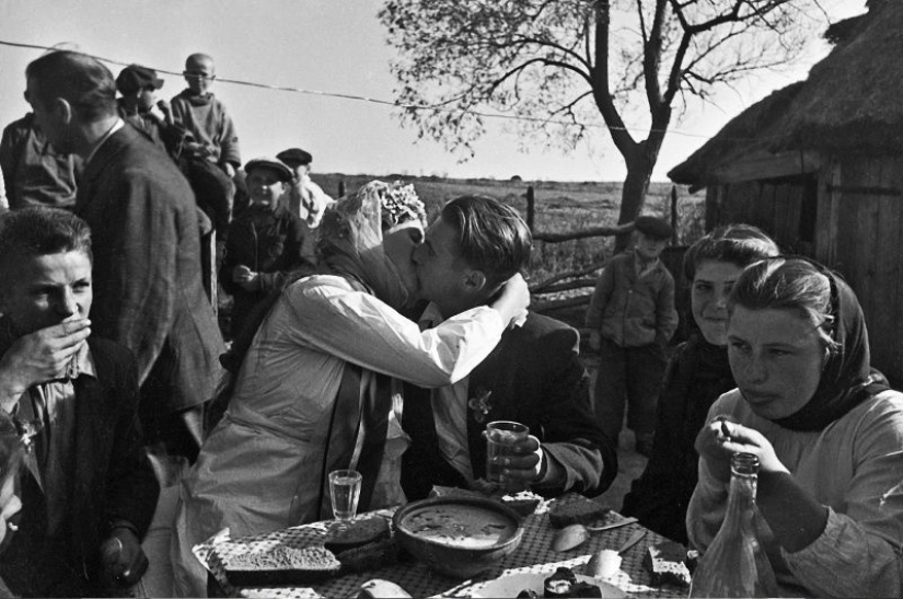 Features of a Soviet-style wedding celebration